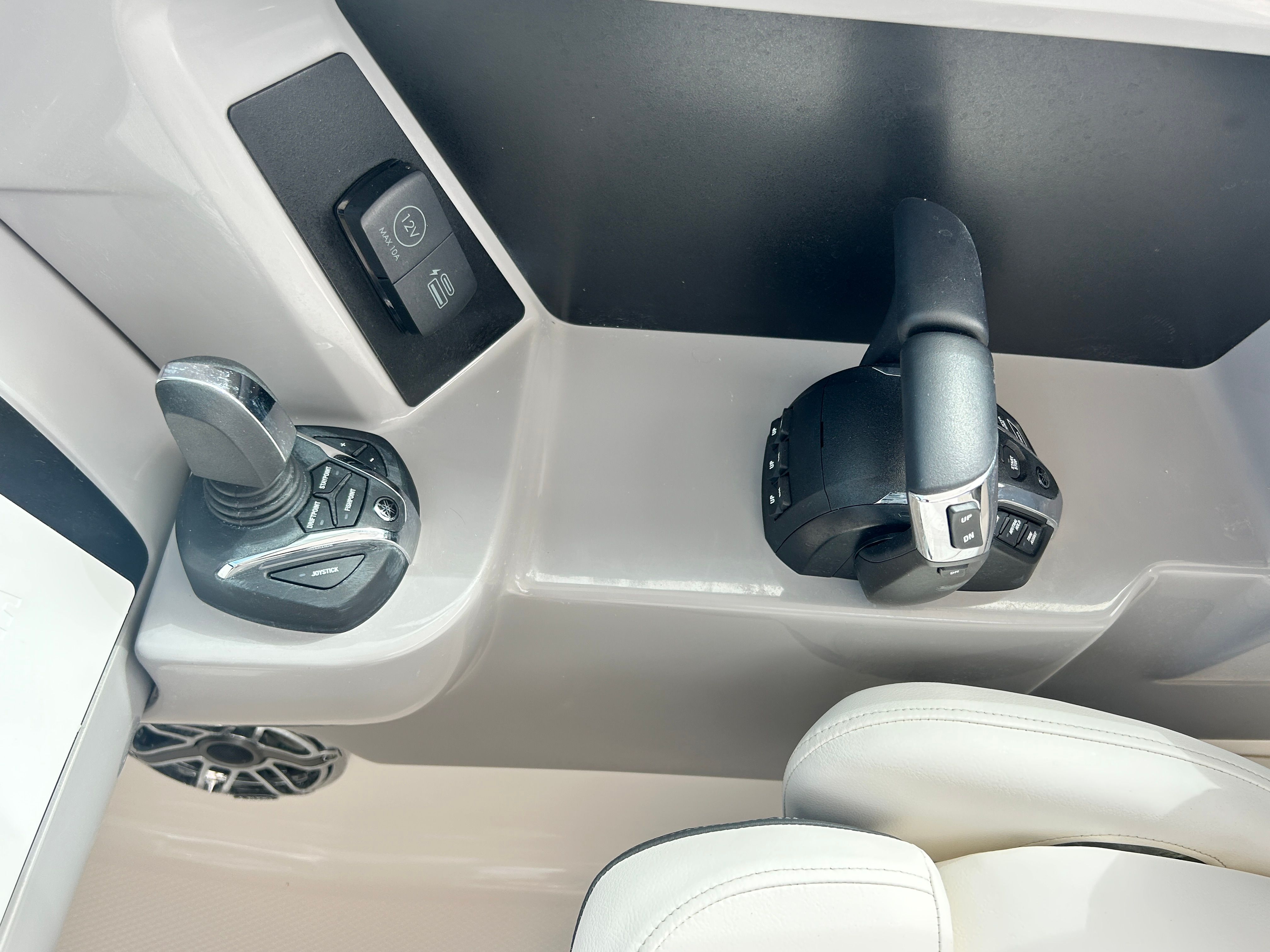 2025 Robalo R317 Dual Console - 19