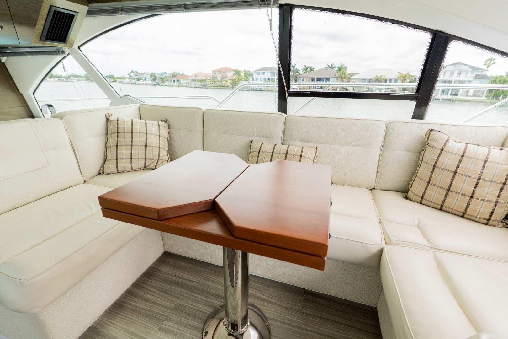 2018 Cruisers Yachts 50 CANTIUS - Image 50