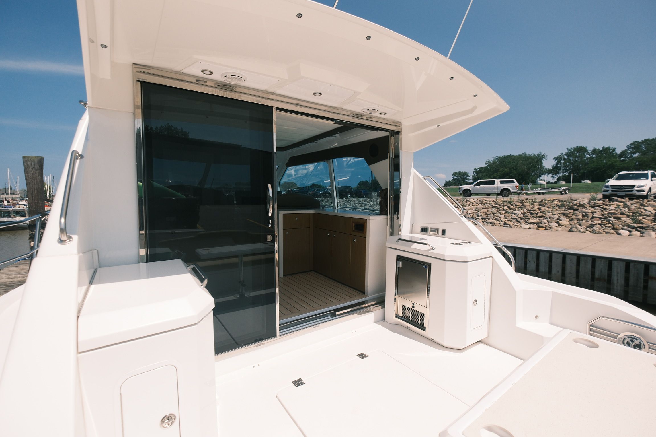 2015 Cruisers Yachts 48 Cantius - 3