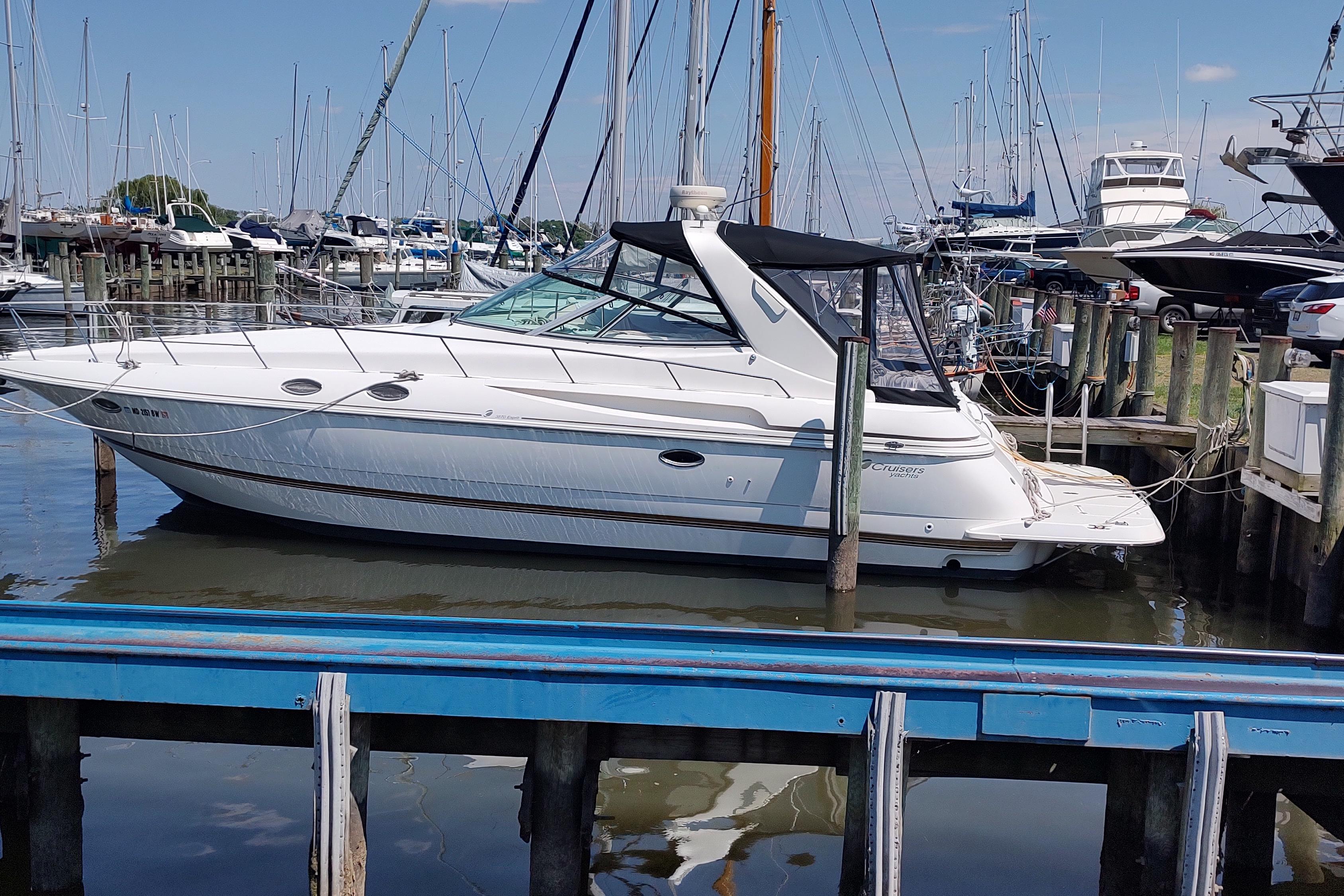 1998 Cruisers Yachts 3870 Express