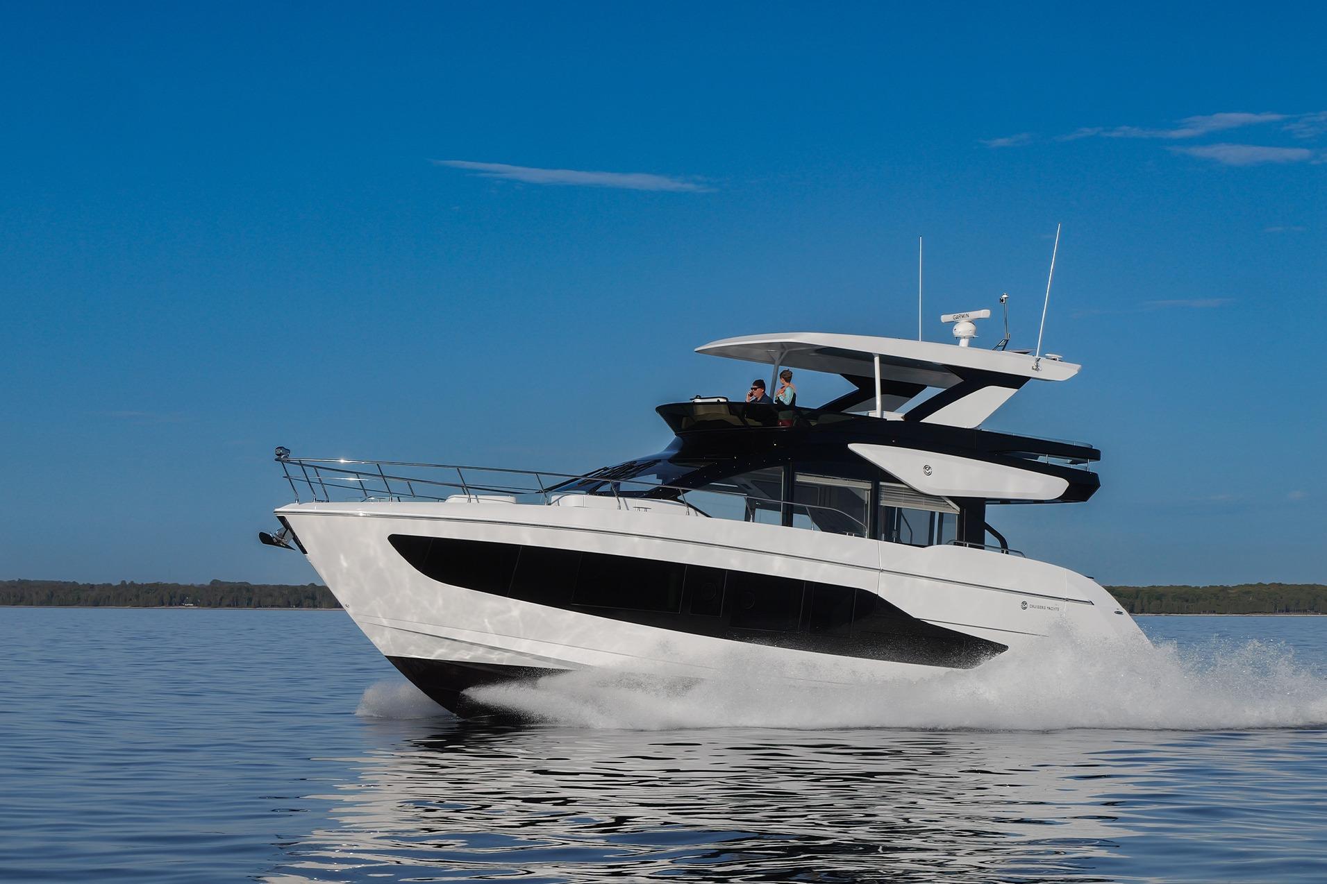 2026 Cruisers Yachts 57 Fly