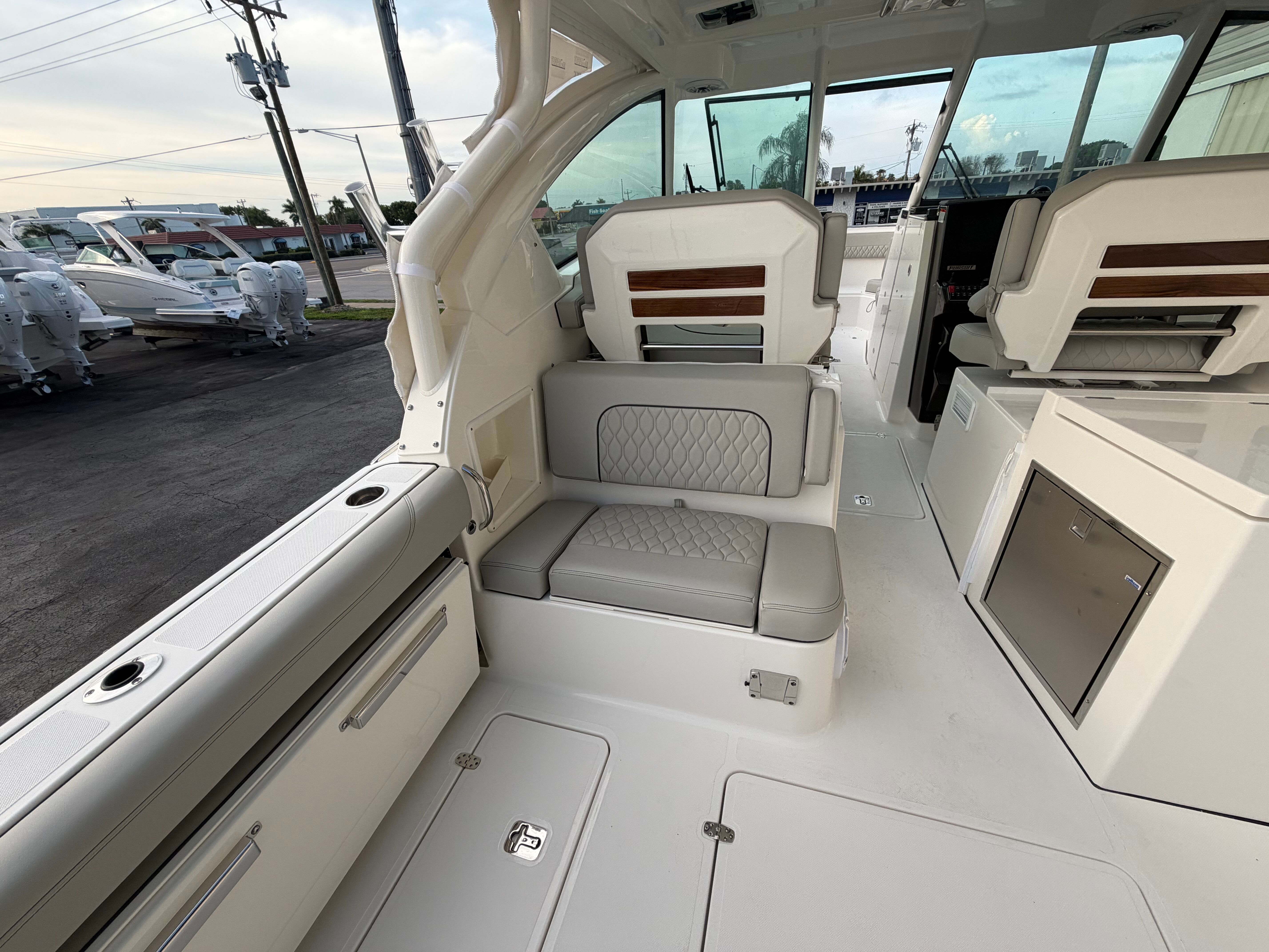 2027 PURSUIT 326 DC - Image 8