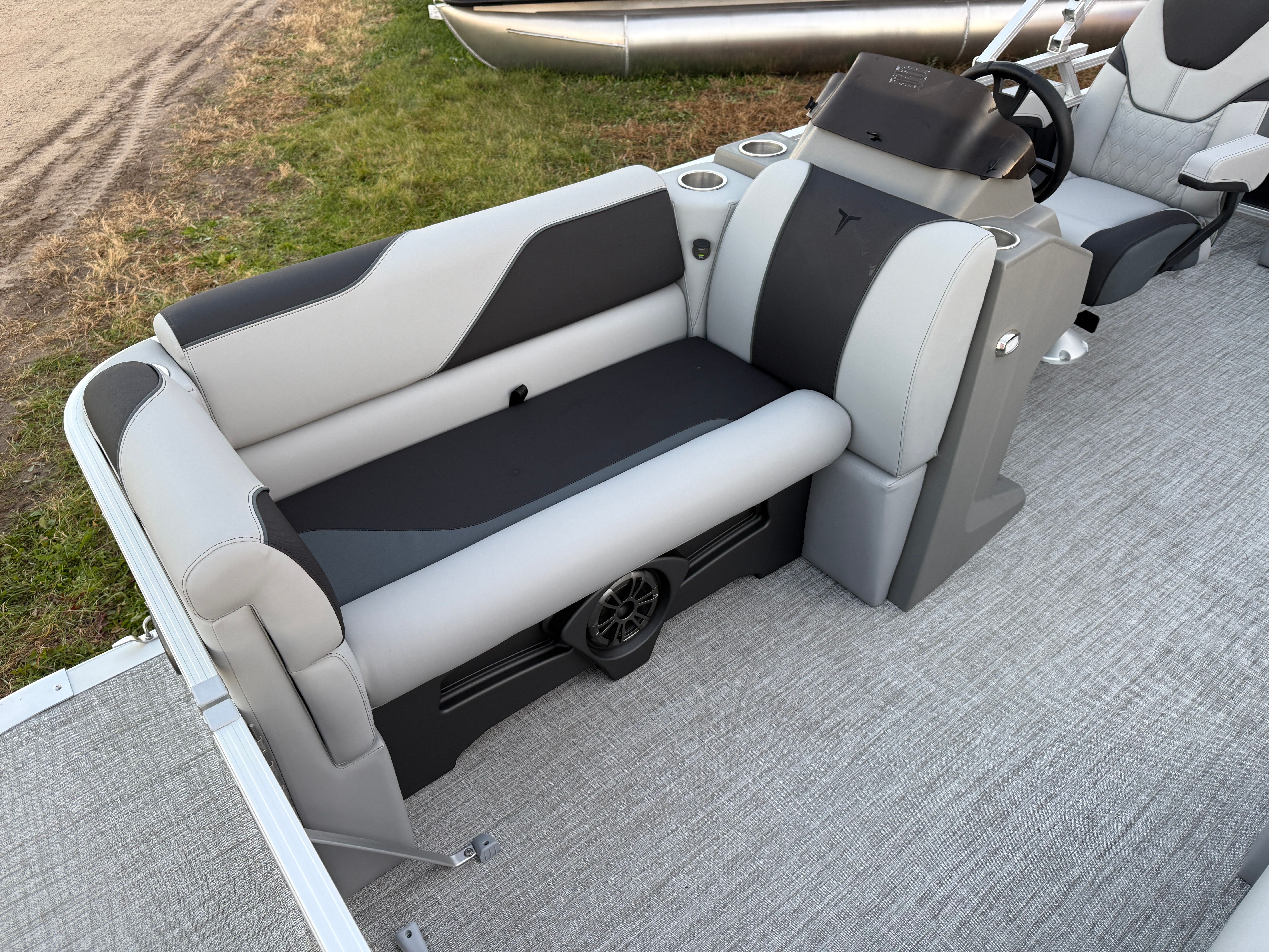 2026 Tahoe Sport VRB 2180 Swingback & 4-Stroke $31995 - 11