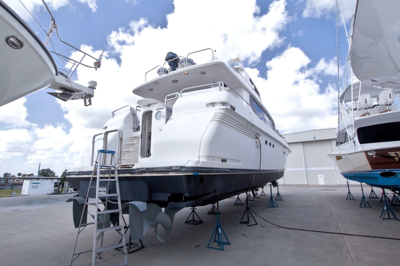 1998 Lazzara Yachts 76 Skylounge Grand Salon - Image 127