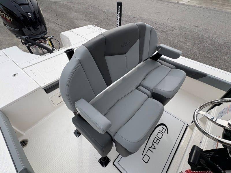 2025 Robalo 226 Cayman - 73