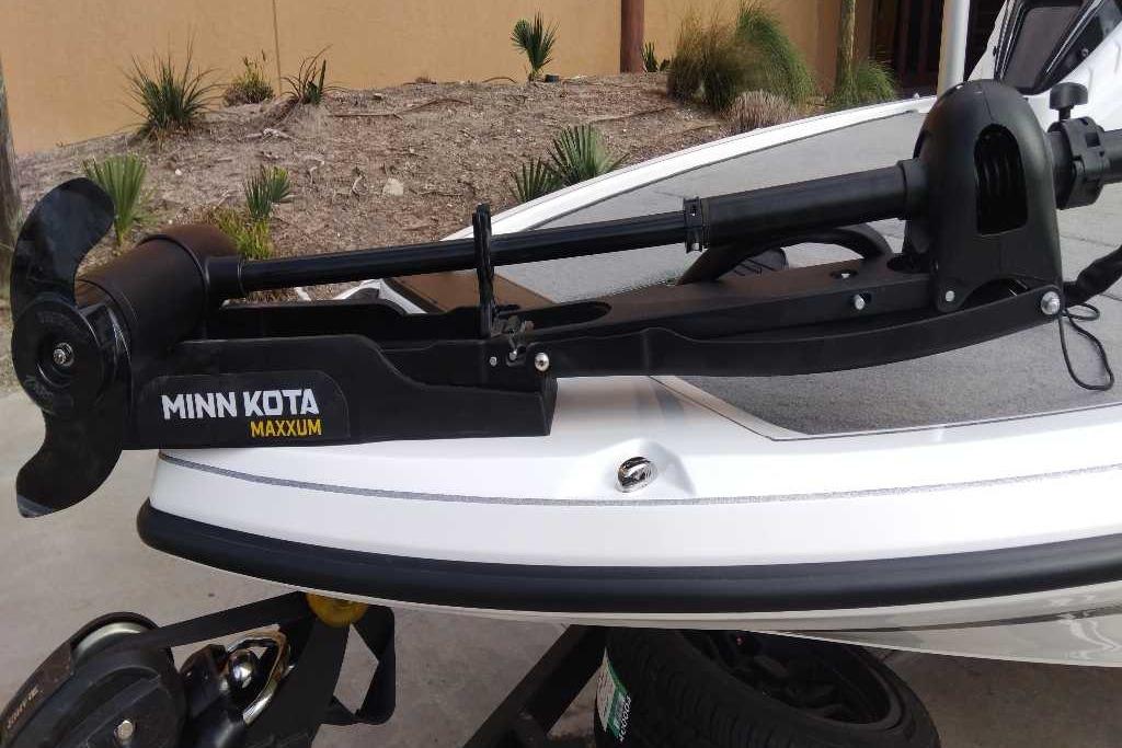 Minn Kota Maxxum trolling motor on 2026 Nitro Z19 XL boat.