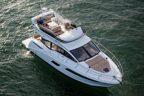 Manufacturer Provided Image: 2016 Sea Ray 400 Fly yacht cruising on open water.
