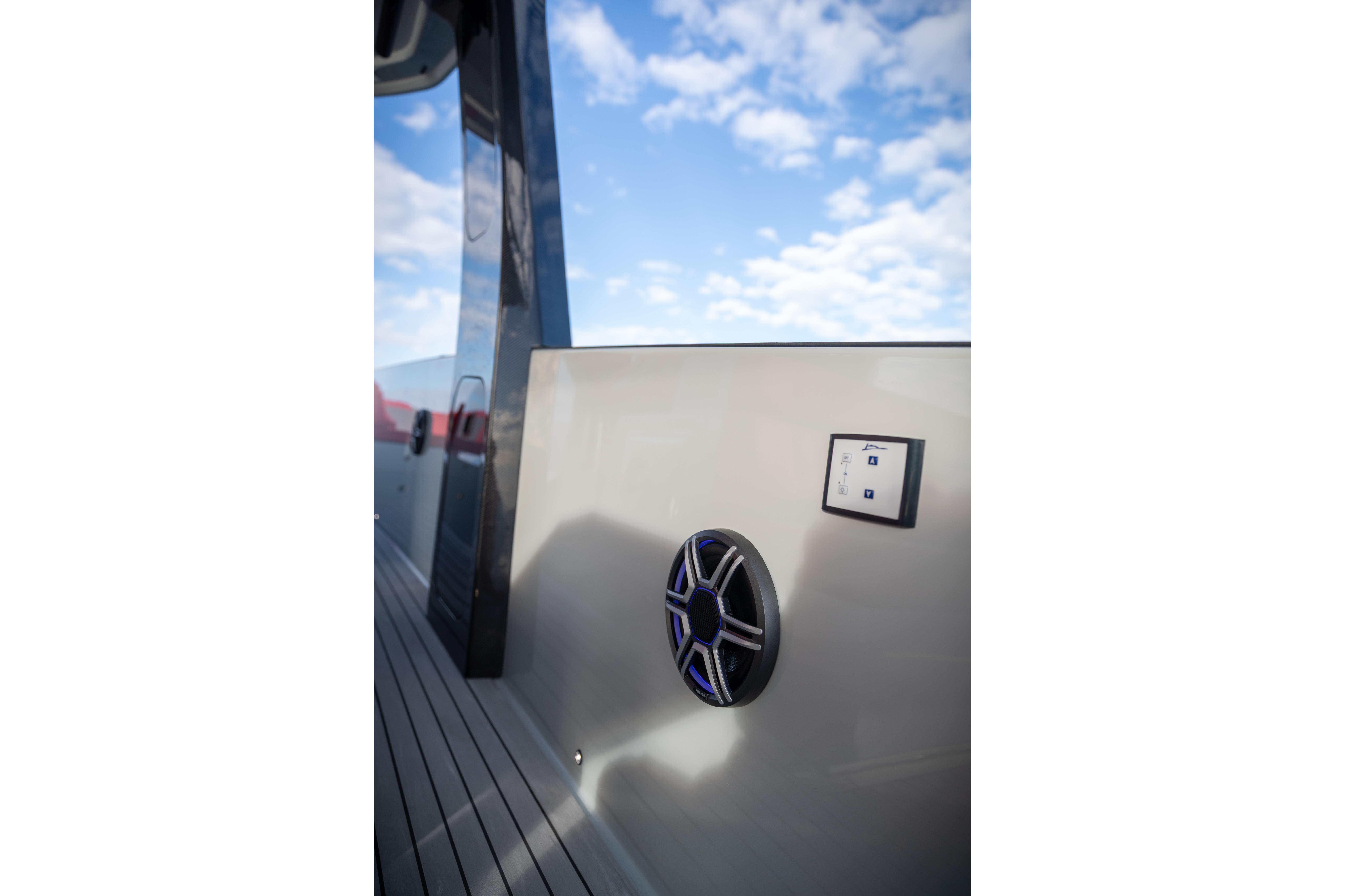 Tesoro 40 GTS 2026, modern boat panel with speaker and control.