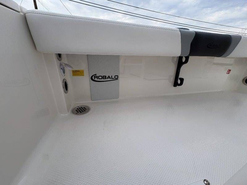 2026 Robalo 246 Cayman - 116