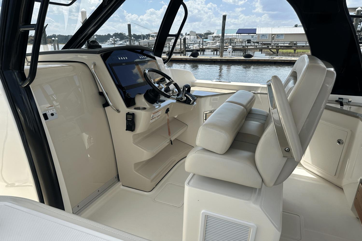 2023 Boston Whaler 350 Realm - 6