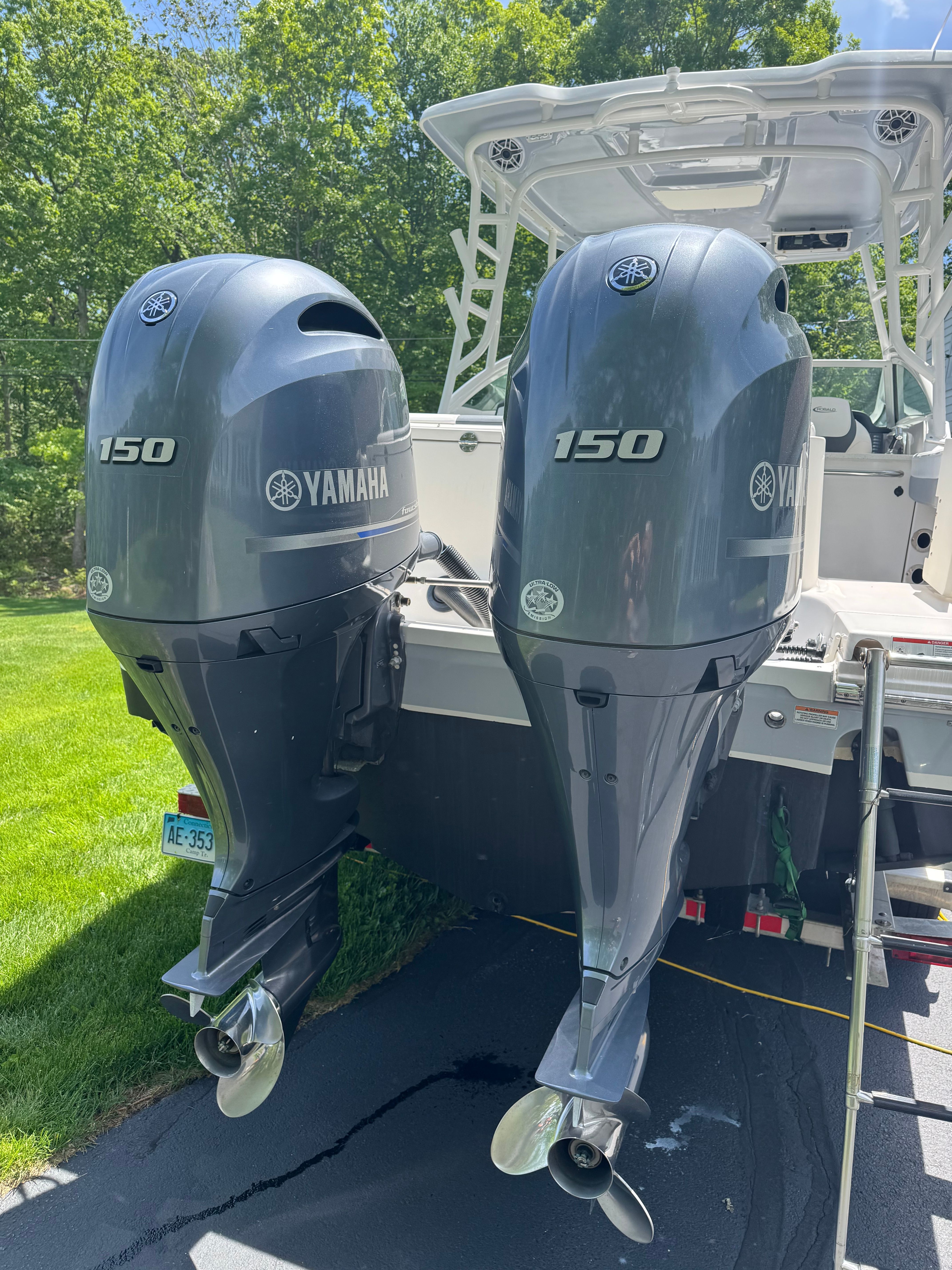 2021 Robalo R247 Dual Console - 3