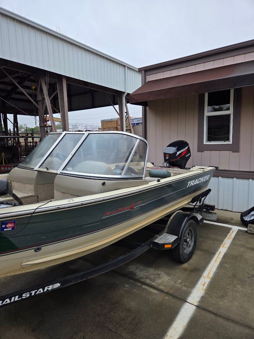 2002 Bass Tracker Pro Deep V-16 Combo - 3