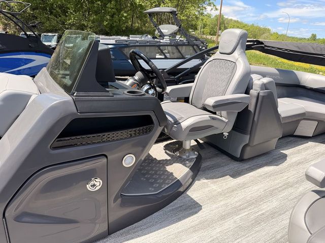 2025 Bennington M Quad Bench 24 MFB Tritoon - 13