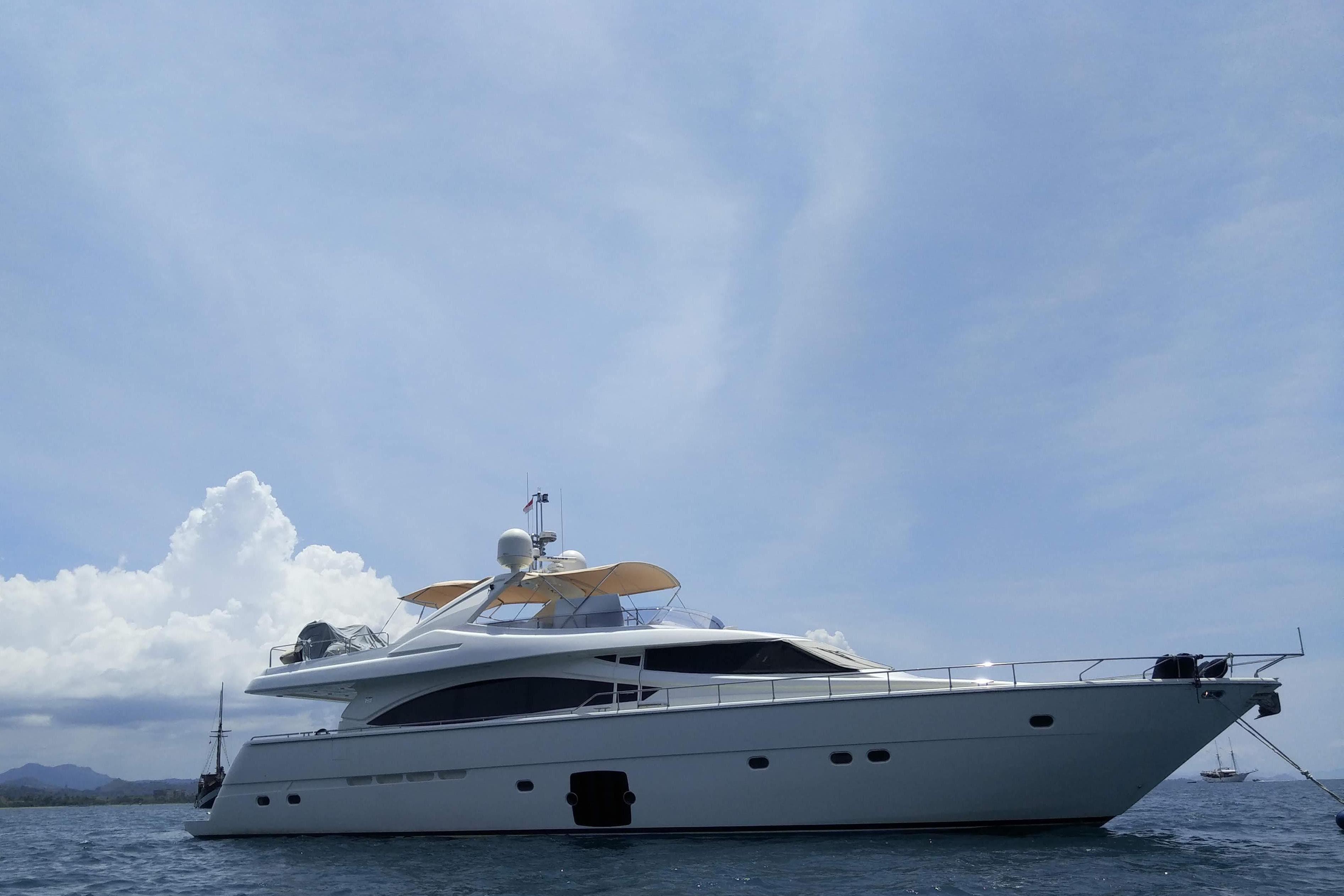 2006 Ferretti Yachts 830