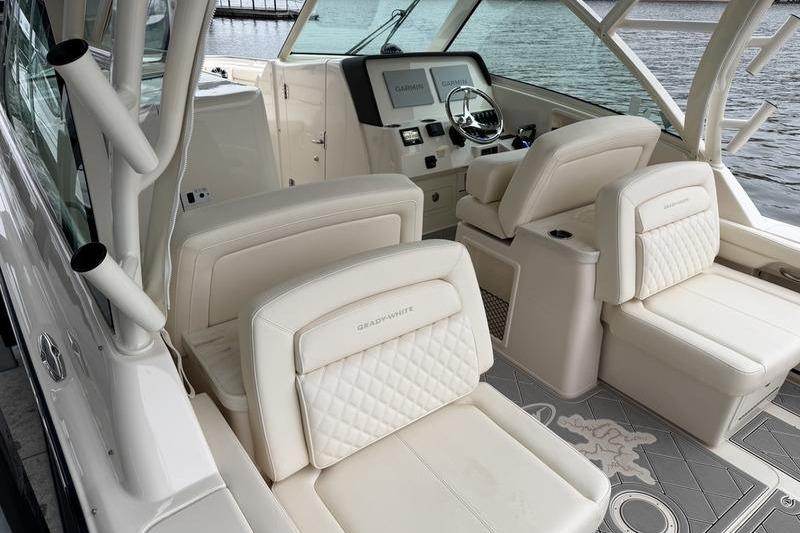2025 Grady-White Freedom 325 boat interior with luxurious seating and modern dashboard.