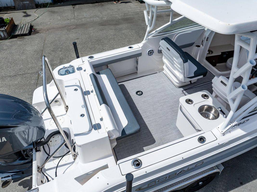 2021 Robalo R247 - Image 5