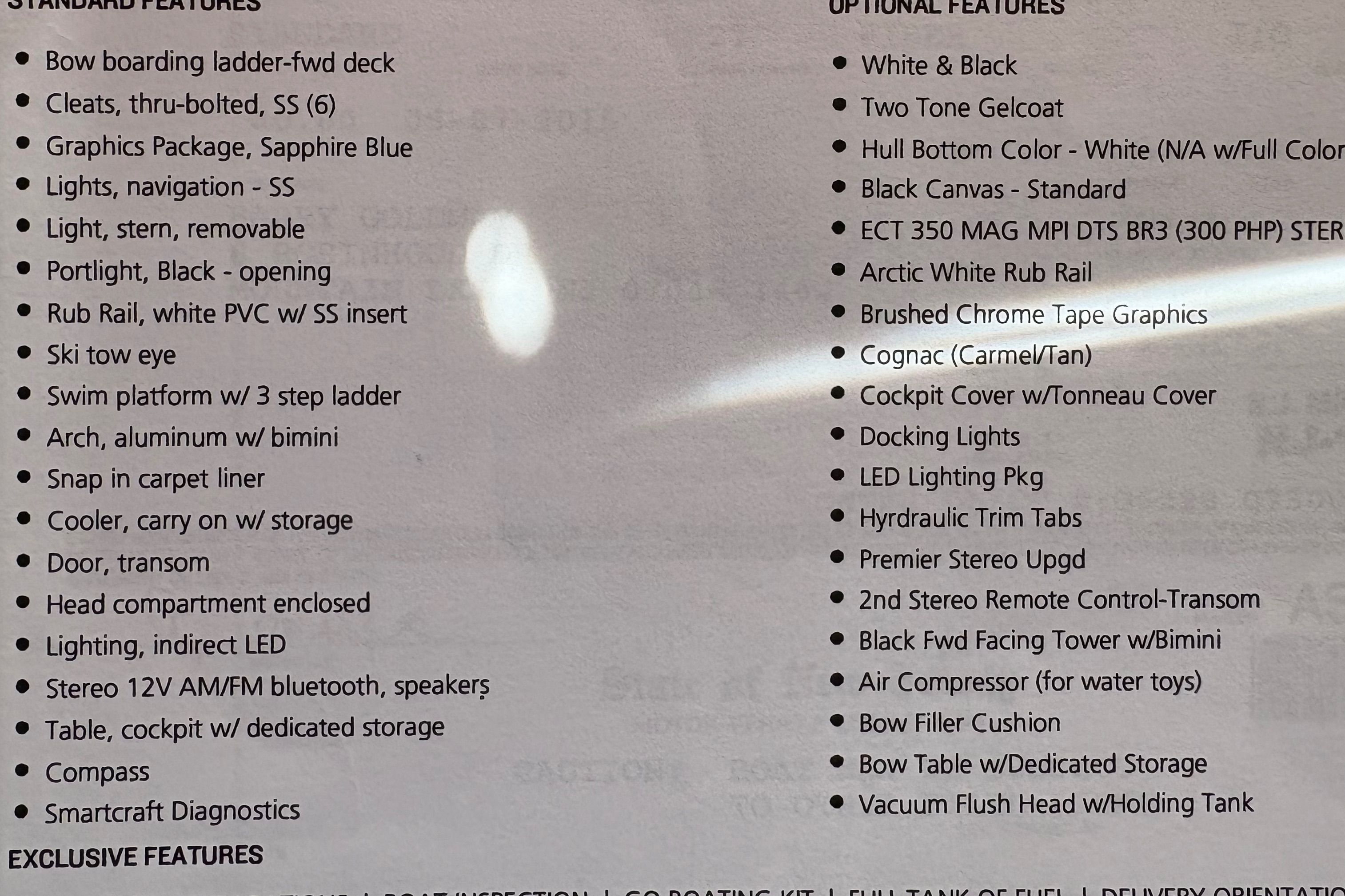 Features list for the 2015 Sea Ray 270 Sundeck, including standard and optional features.
