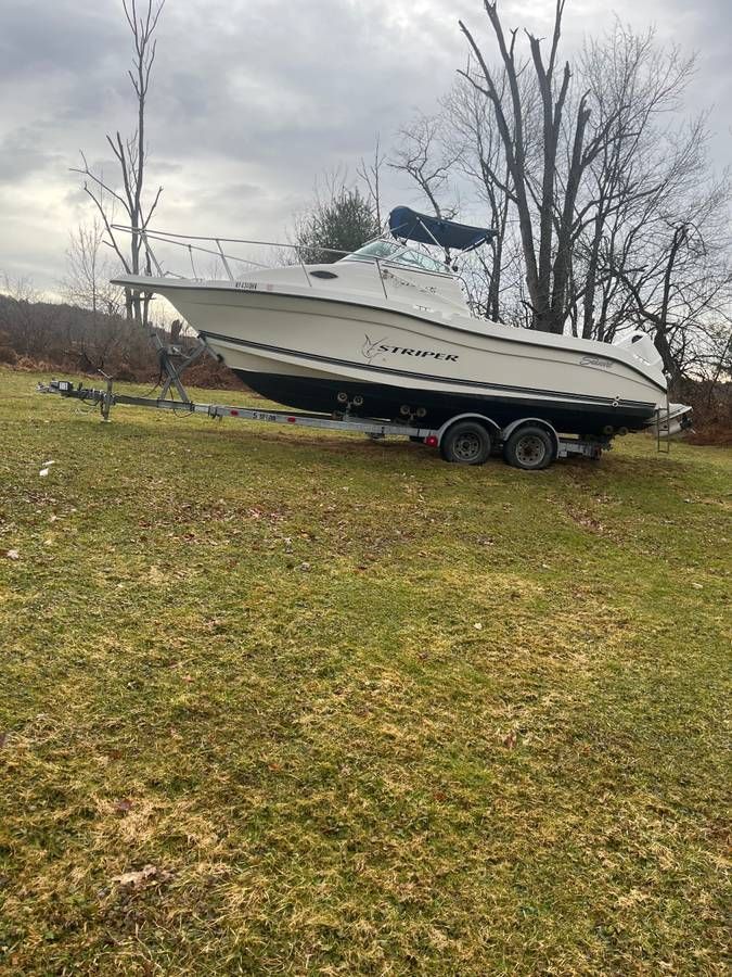 1999 Seaswirl Striper Cuddy Cabin