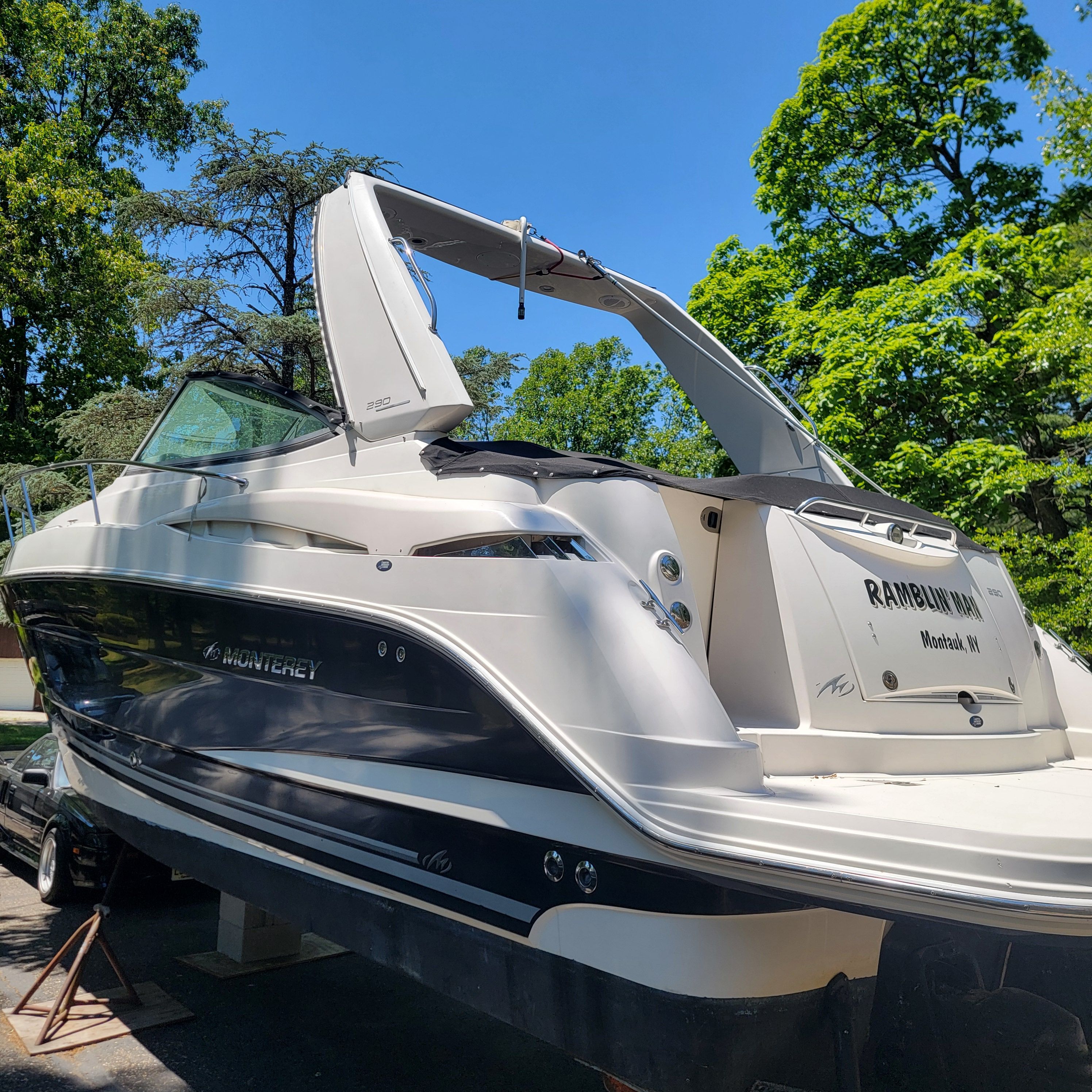 A 2006 Monterey 290 Cruiser boat is on land.
