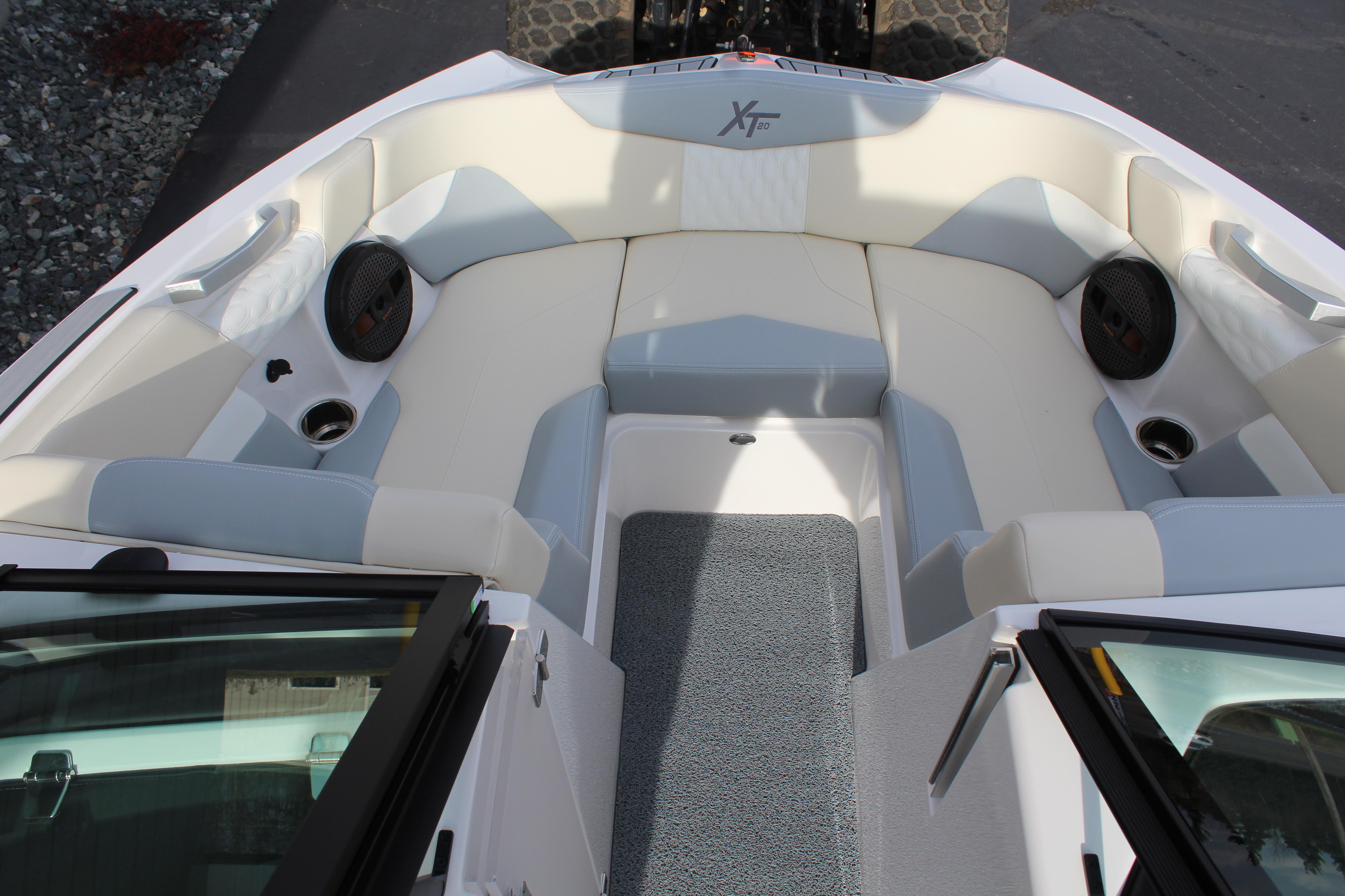 2025 MasterCraft XT20 - 11