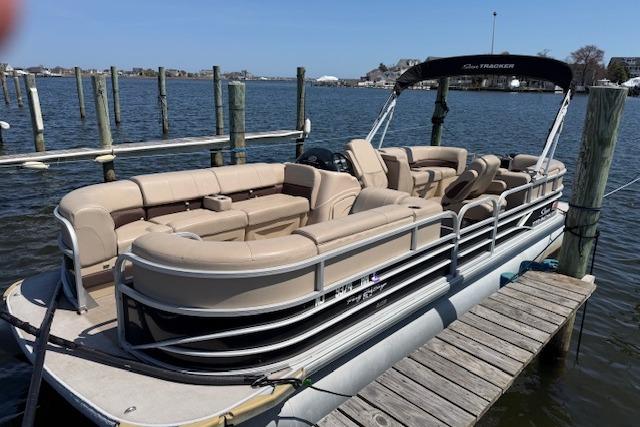 2019 Sun Tracker Party Barge 24 DLX