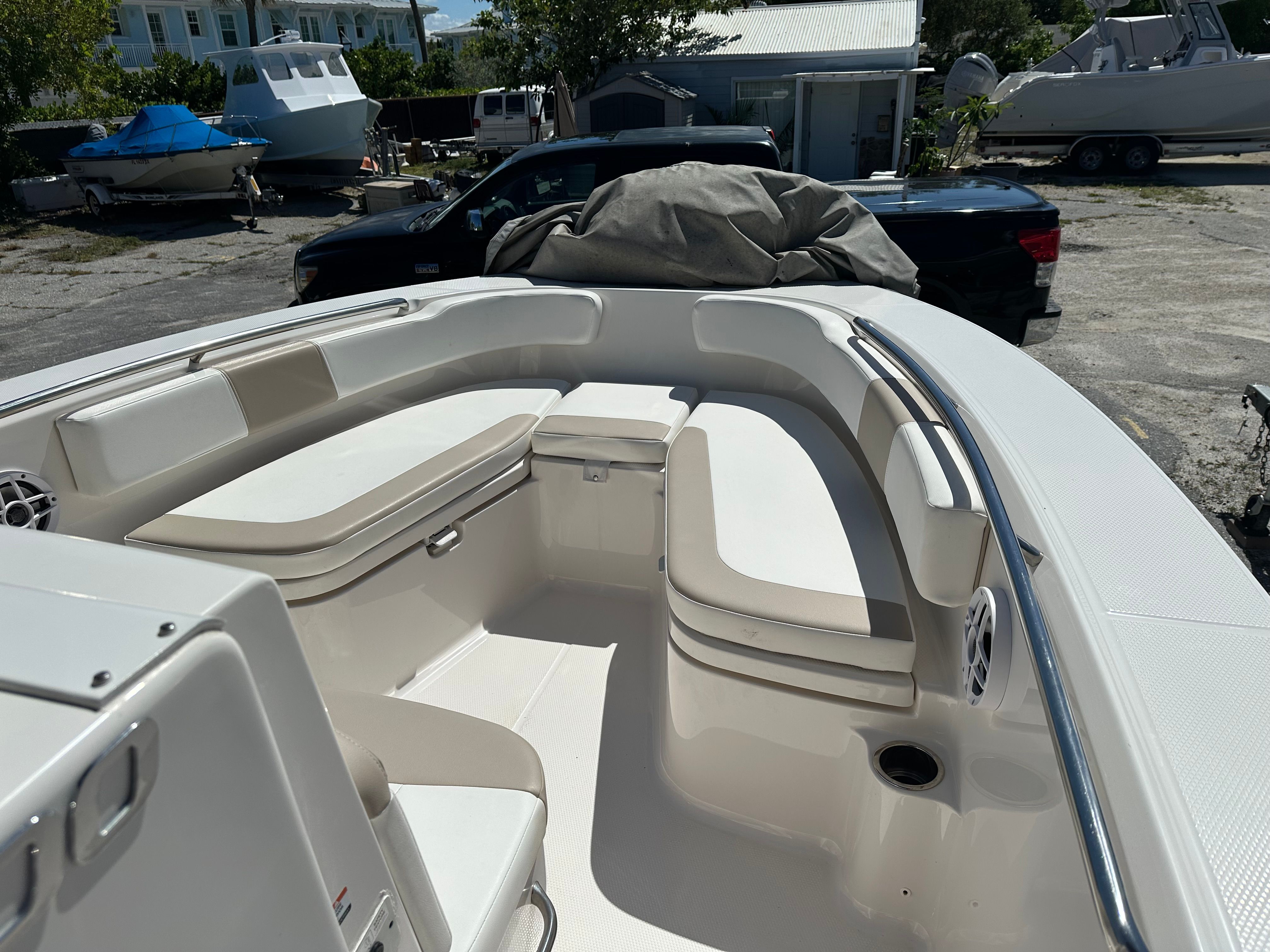 2022 Robalo R200 Center Console - 7