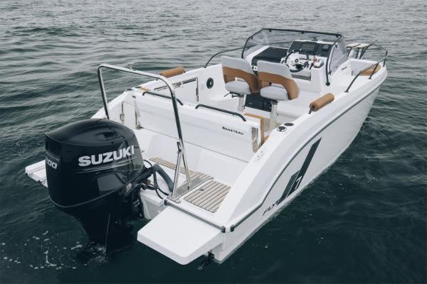2025 Beneteau Flyer 7 SUNdeck boat with Suzuki engine on water.