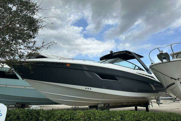 2019 Cruisers Yachts 338 Outboard