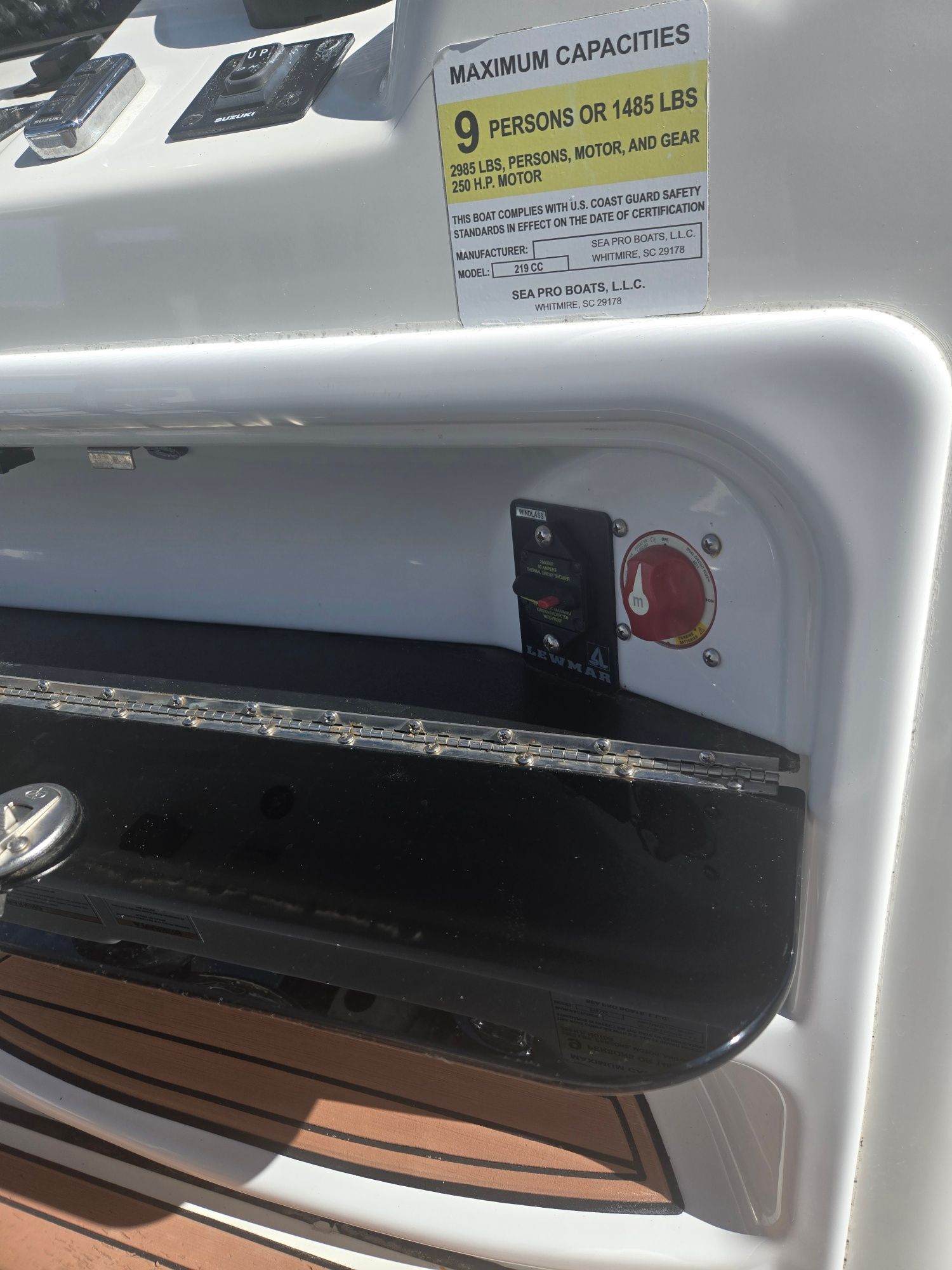 Sea Pro 21.9 boat, capacity label for 9 persons, year 2018.