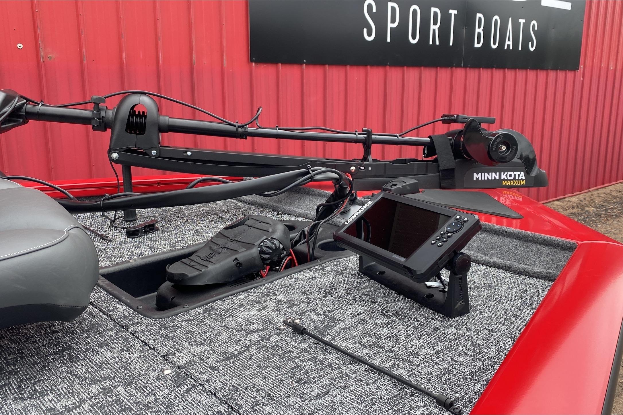 2026 Tracker Pro Team 195 boat with Minn Kota Maxxum trolling motor and fish finder.