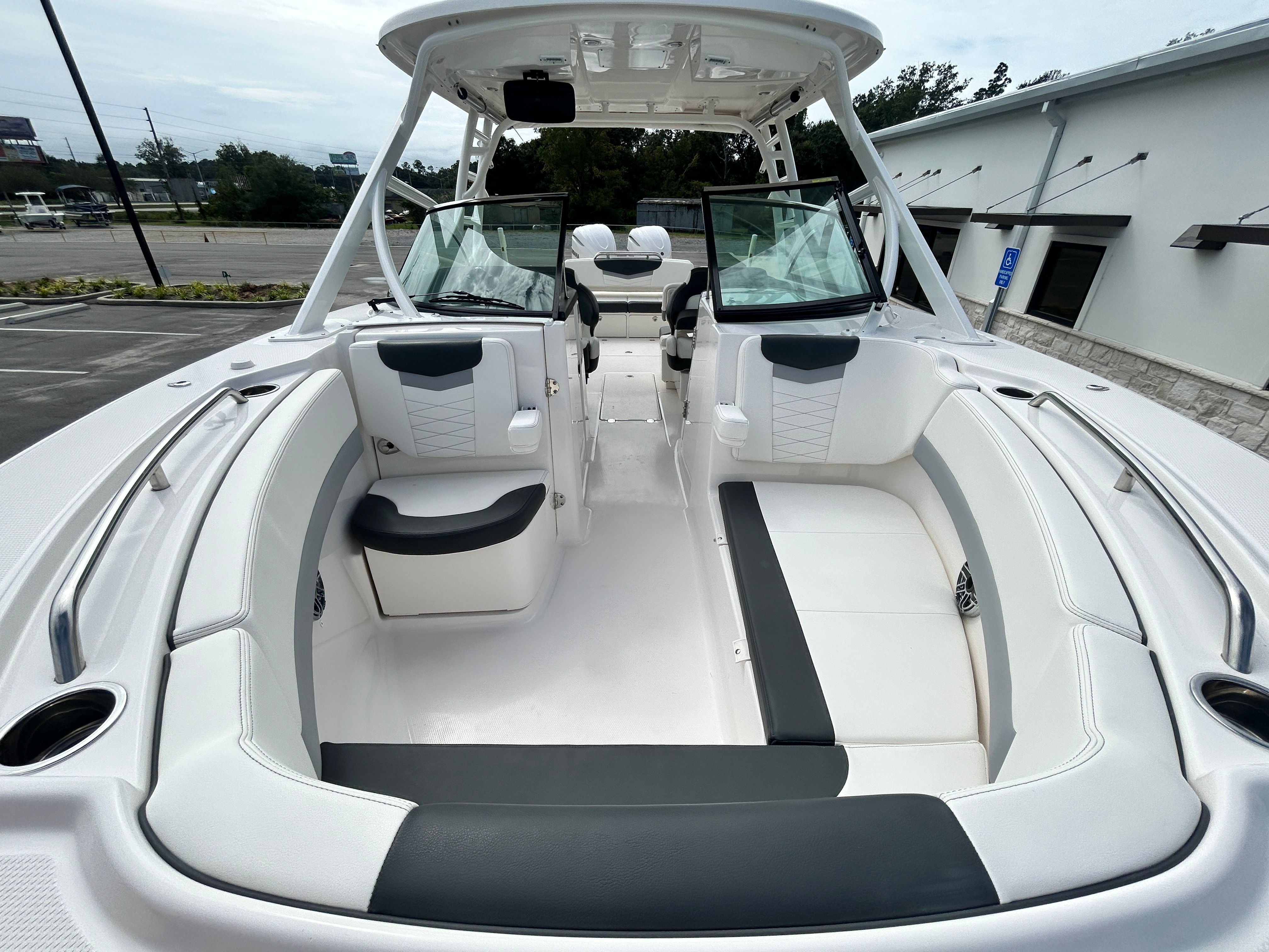 2025 Robalo R317 Dual Console - 12