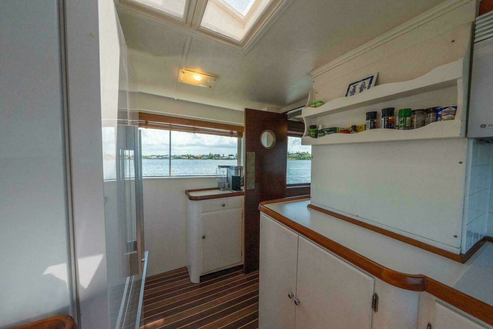 1970 Trumpy Houseboat - Image 7