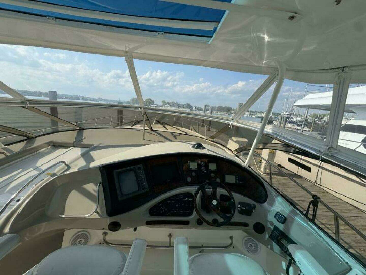 2003 Cruisers Yachts 540 Express - Image 12