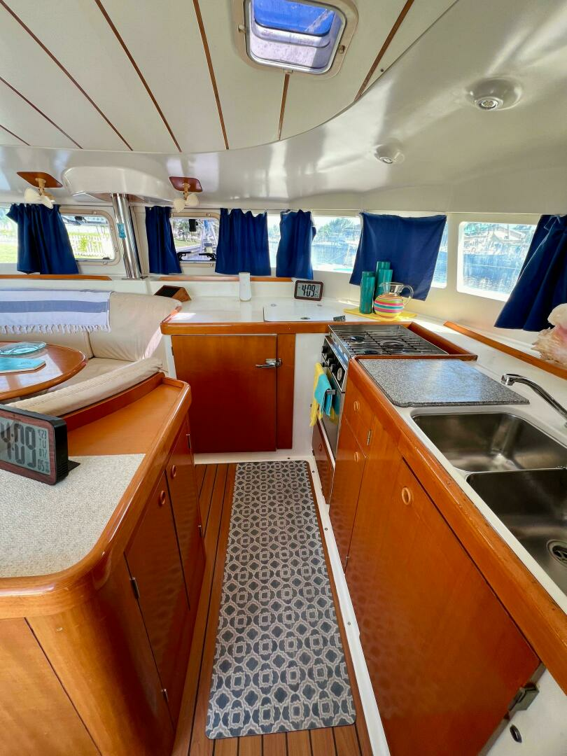 2002 Lagoon 410 - Image 8