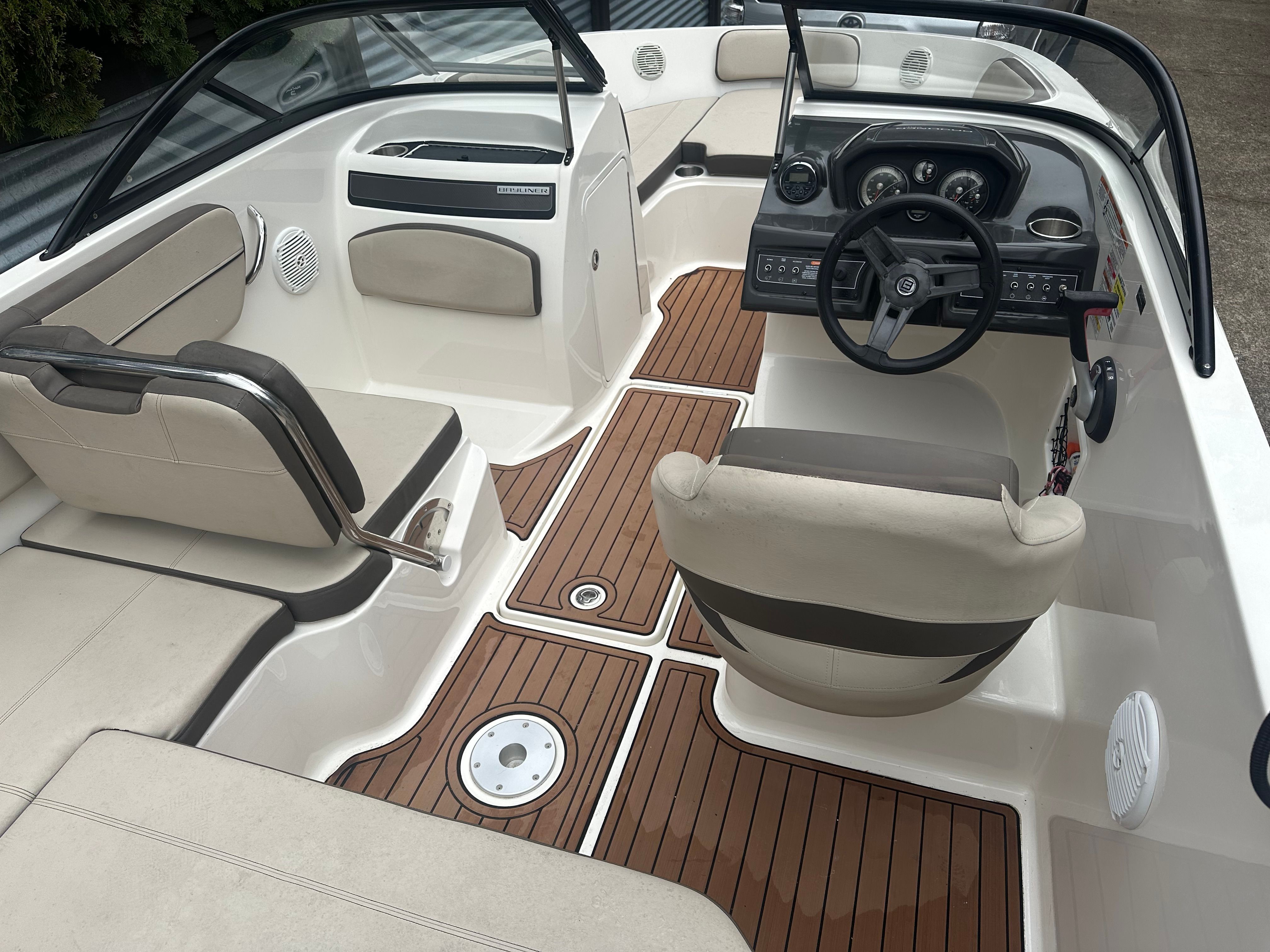 2017 Bayliner VR5 Bowrider OB - 9