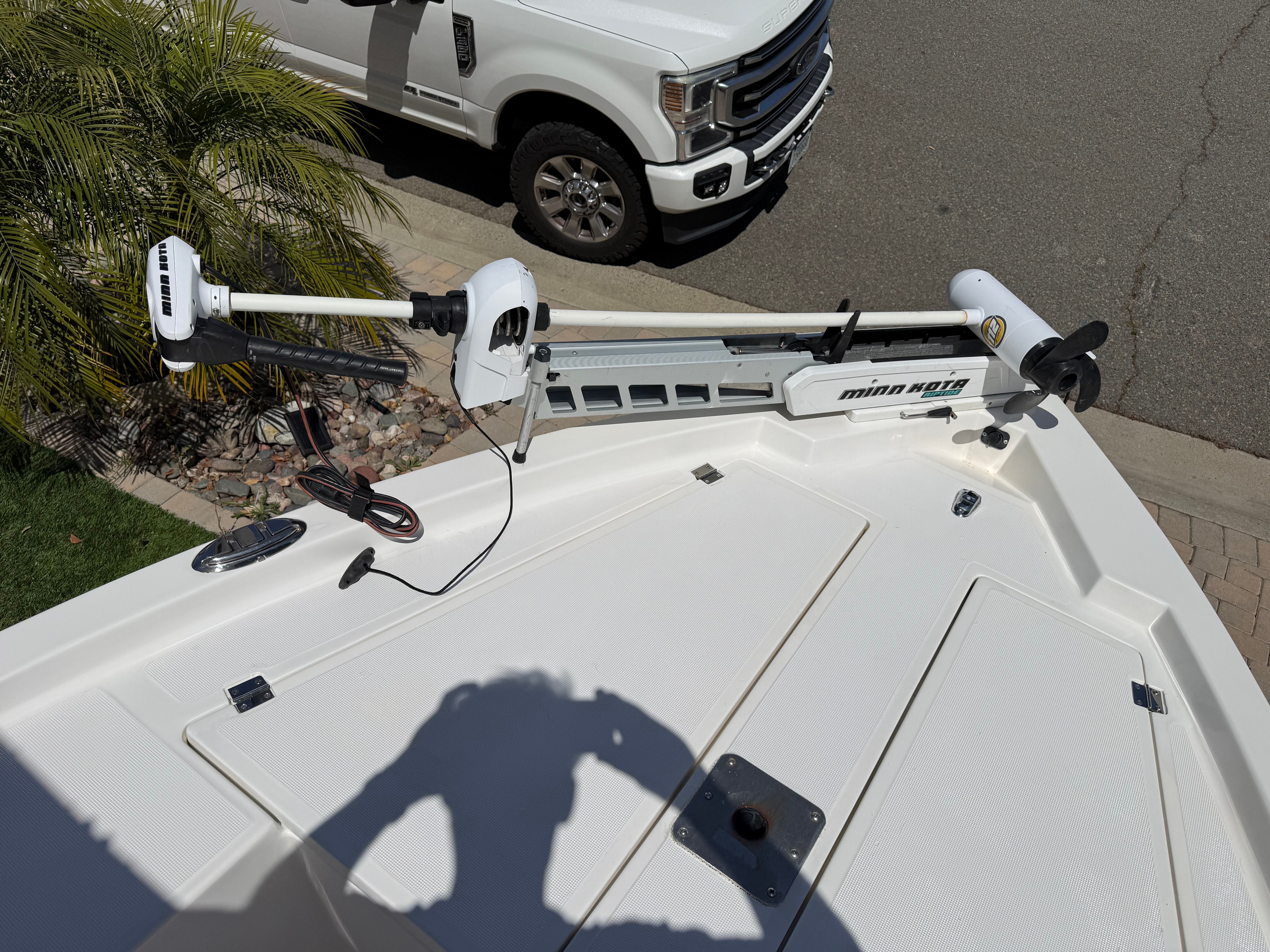 1998 Robalo 2100 Bay Hunter with Minn Kota trolling motor.