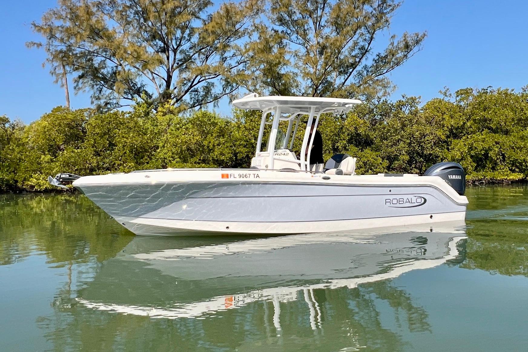 2021 Robalo R242 Explorer