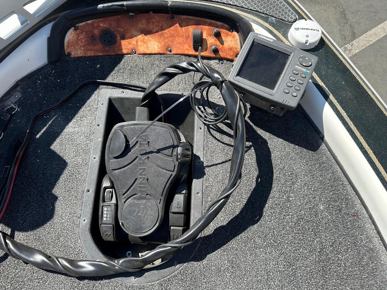 1999 Fisher 21 FX DC boat dashboard with Lowrance electronics and Minn Kota foot pedal.