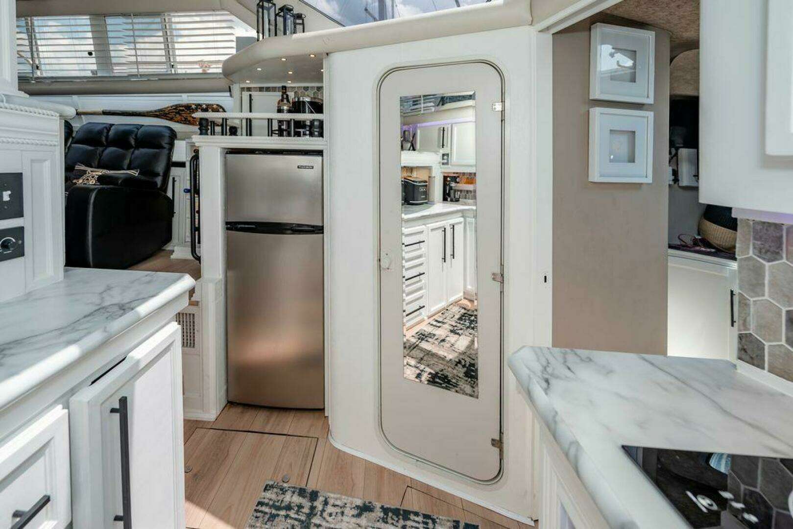 1991 Cruisers Yachts 3850 Aft Cabin - Image 22