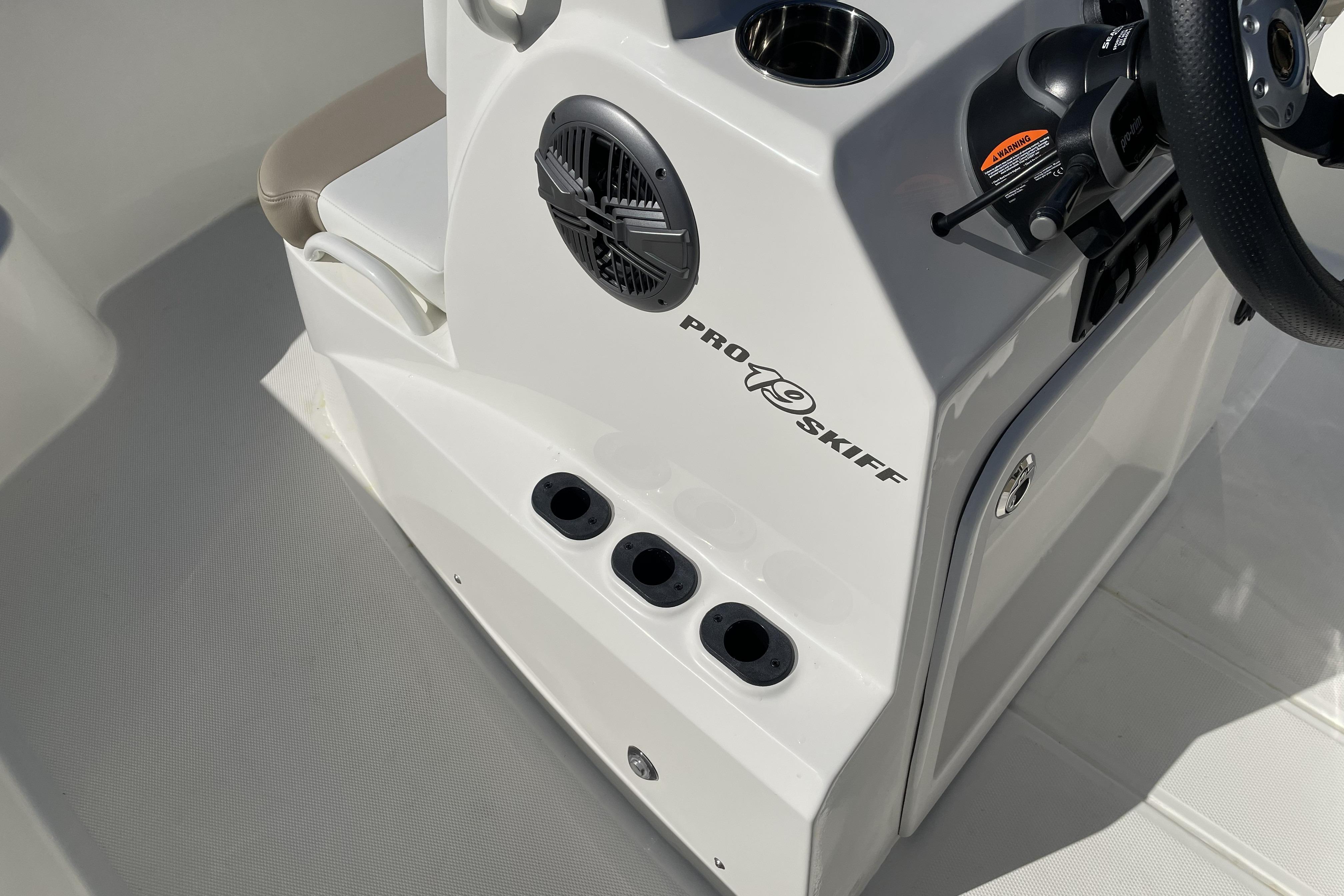 2026 Mako Pro Skiff 19 CC console with steering wheel and cup holders.