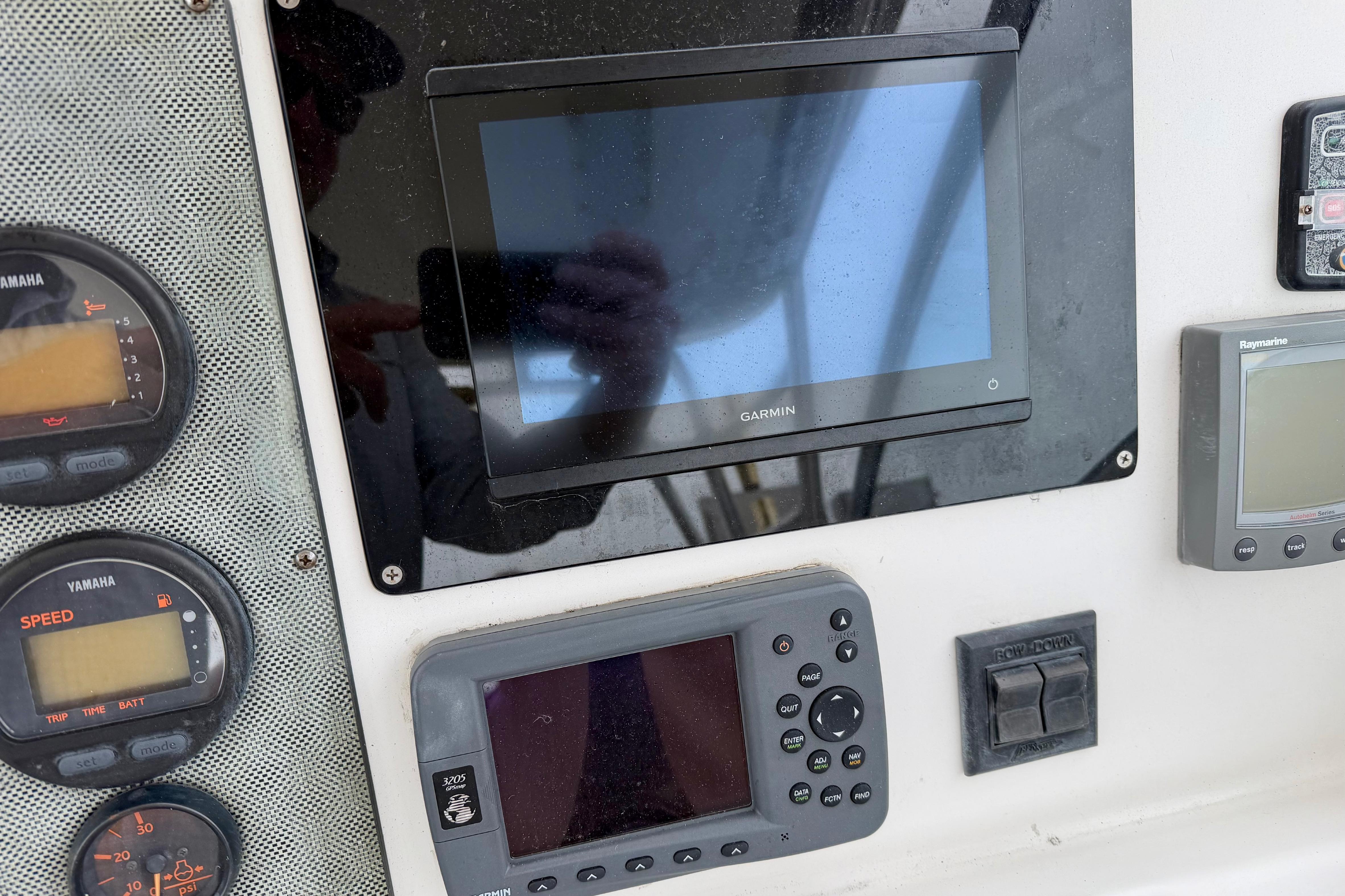 Control panel of a 2006 Seaswirl Striper 2901 Walkaround O/B with Garmin and Yamaha displays.
