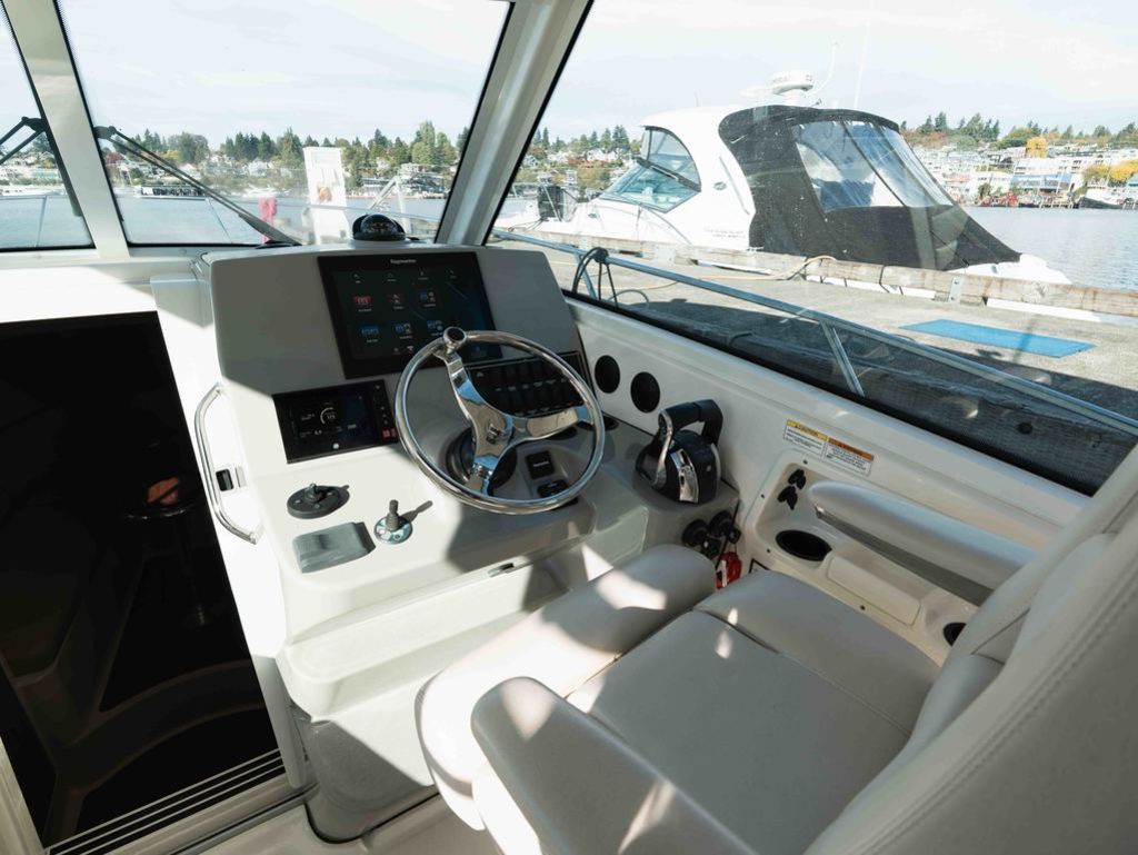 2017 Boston Whaler 315 Conquest - 12