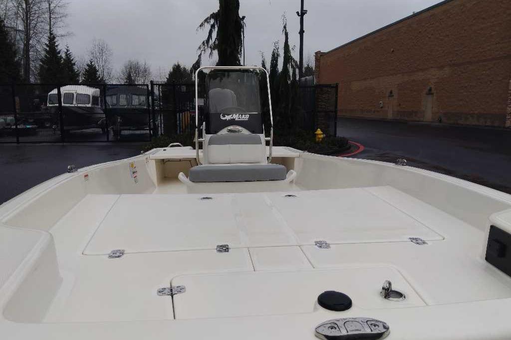 2026 Mako Pro Skiff 17 CC boat, spacious deck, outdoor setting.