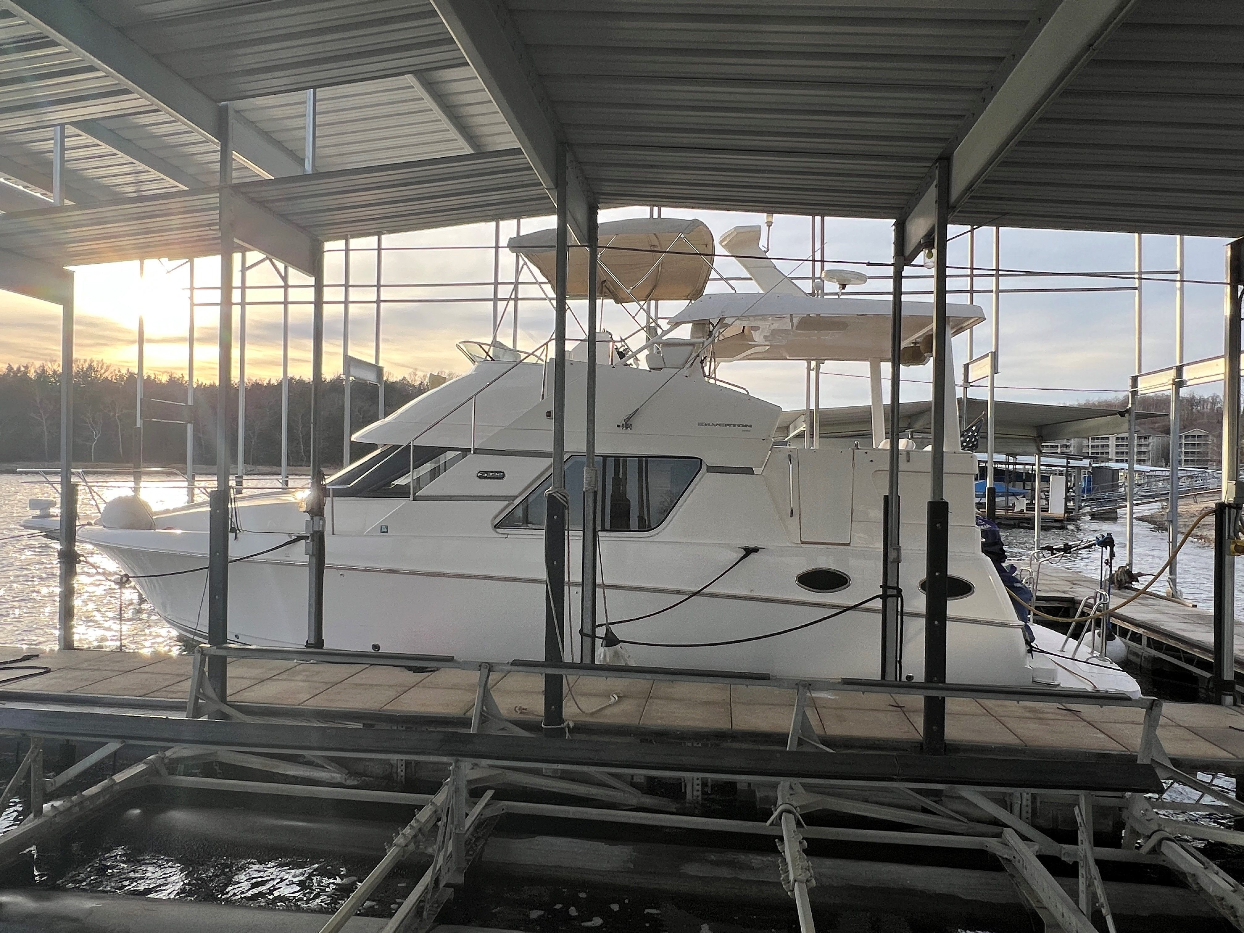 1999 Silverton 392 Motor Yacht - 4