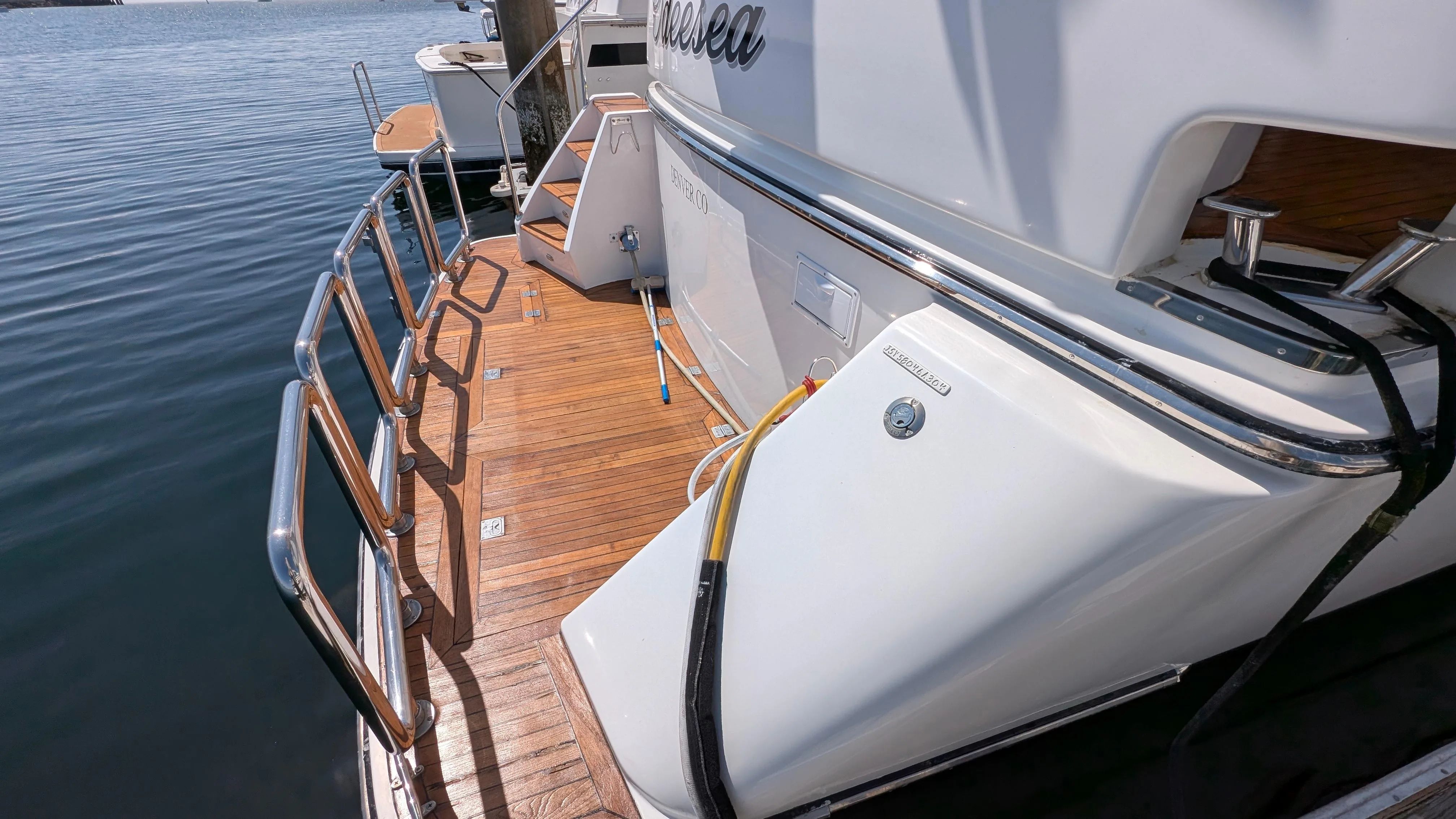 2004 Johnson Motor Yacht - 7