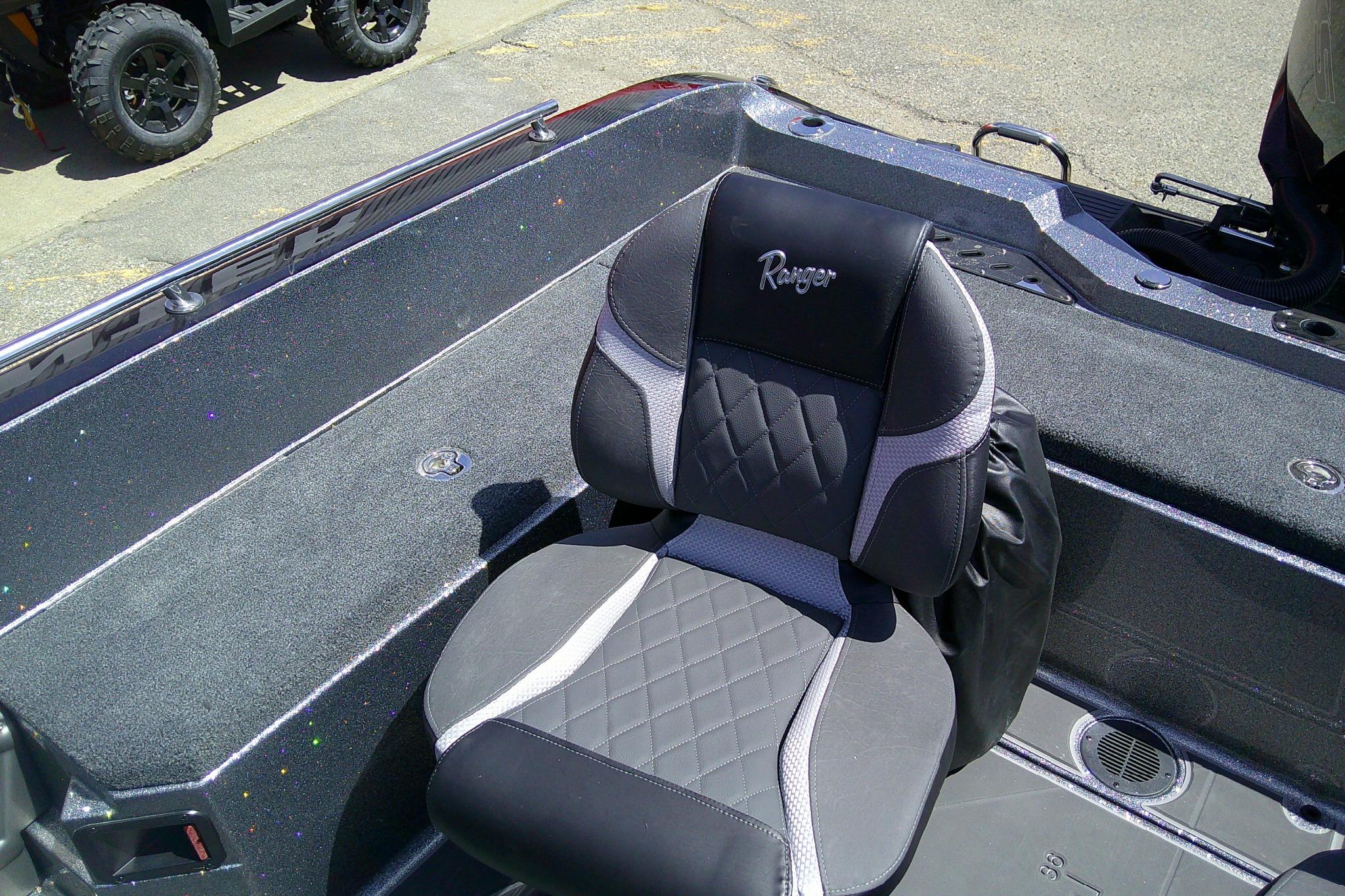 2026 Ranger 620FS Cup-Equipped boat seat with sleek design and premium upholstery.