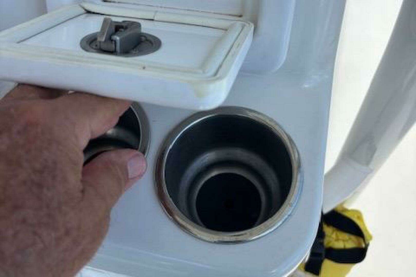 2018 Century 2600 Center Console - Image 8