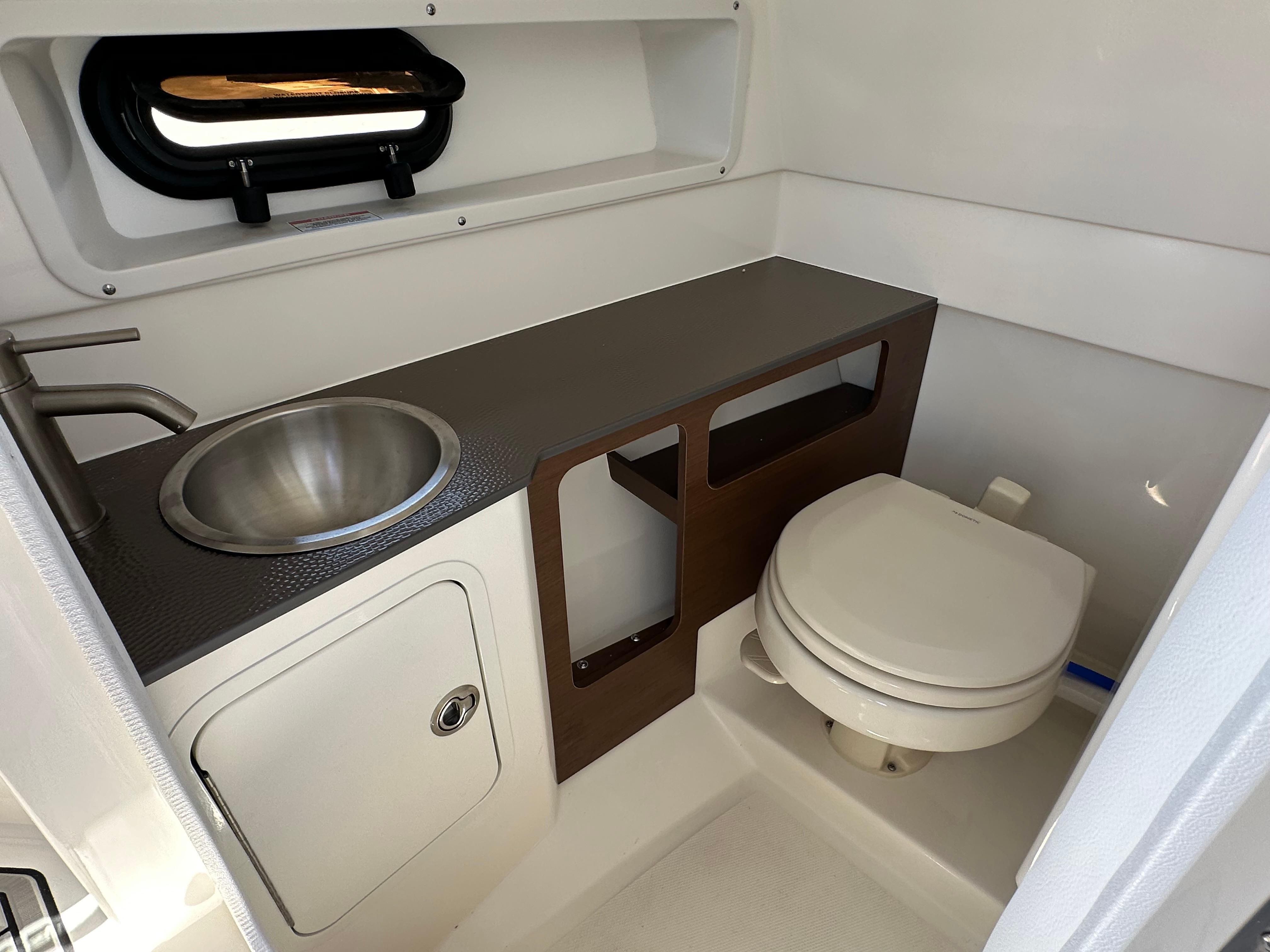 2024 Sea Ray SDX 270 Outboard - 6
