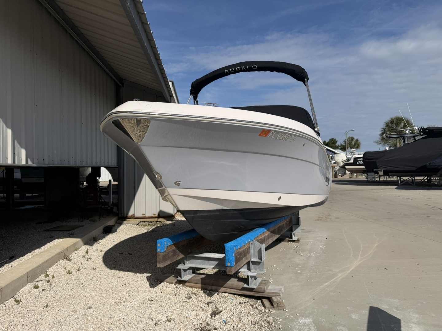 2023 Robalo R227 - Image 5