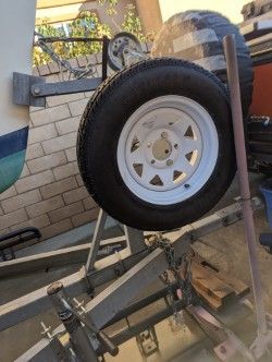 Spare tire on a Catalina Capri boat trailer, year 2002.
